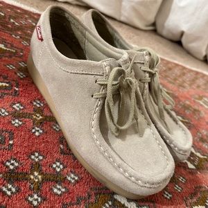 Clark Wallabees size 8 tan suede